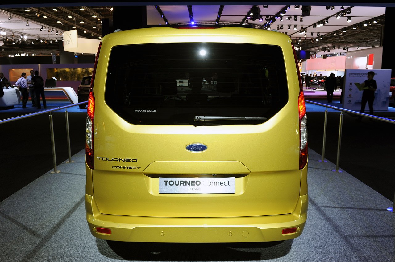 Коннект сейчас. Ford Tourneo connect 2022. Ford Transit connect желтый. Ford connect 2023.